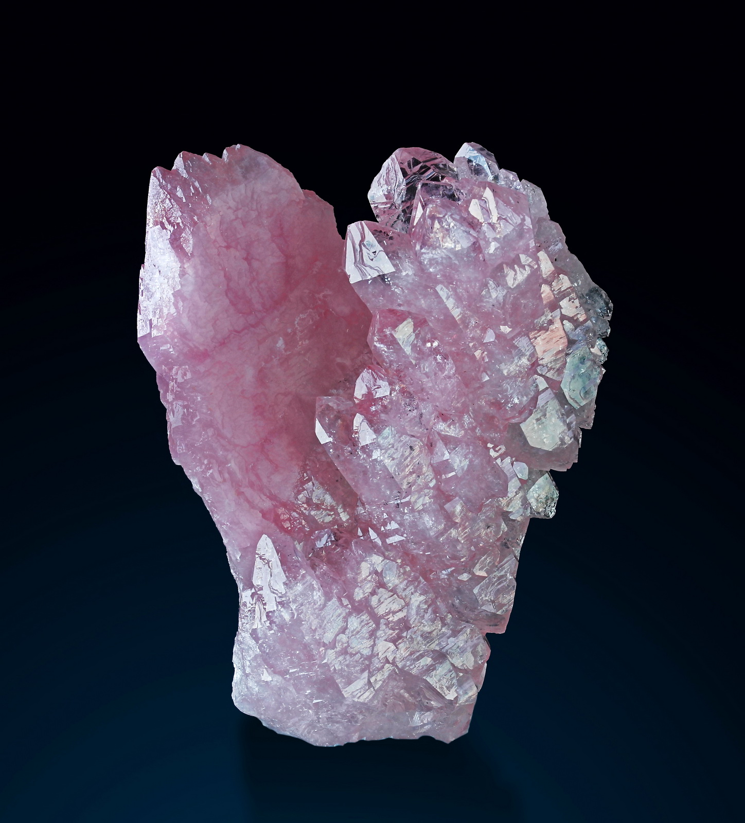 Кристалл розового кварца. Розовый кварц камень. Розовый кварц минерал. Кварц обработанный. Розовый кварц в природе.